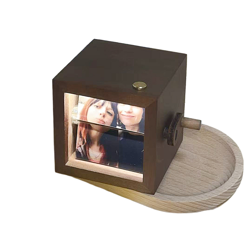 Light-emitting hand-cranked page-turning photo machine