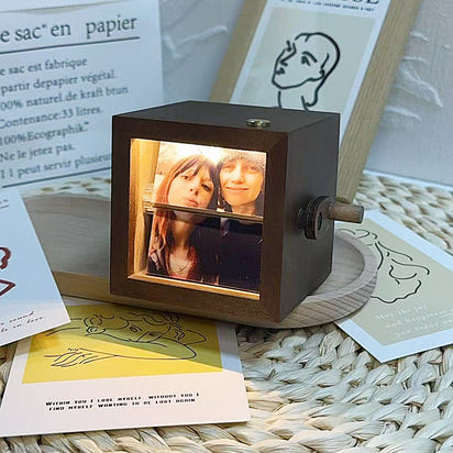 Light-emitting hand-cranked page-turning photo machine